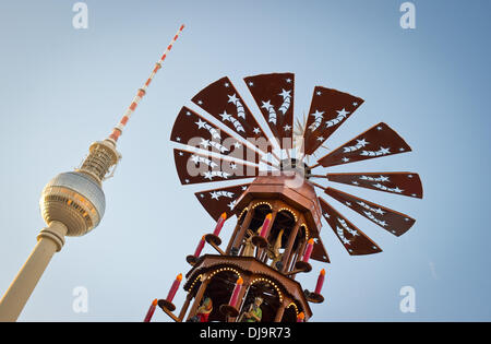 View of the Christmas market at Alexanderplatz in Berlin, Germany, 25 November 2013. Many of Berlin's Christmas markets opened for business on 25 November 2013. Photo: OLE SPATA/dpa Stock Photo