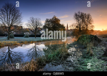 Malmesbury, Wiltshire, UK. 26th November 2013. The first rays of November sunshine light up the mist on the river Avon as it leads towards the hillside town of Malmesbury in Wiltshire. Credit:  Terry Mathews/Alamy Live News Stock Photo