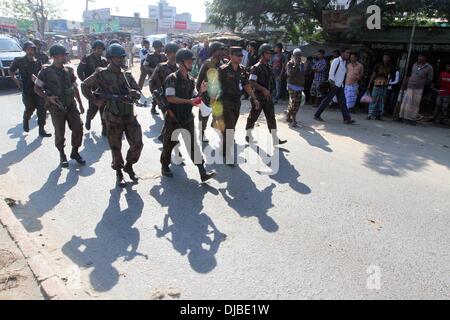 Dhaka, Bangladesh. 26th November 2013. Border Guard Bangladesh (BGB) personnel stand guard during a blockade organised by Bangladesh Nationalist Party (BNP) activists and its Islamist allies in Aminbazer, in the outskirts Dhaka on November 26, 2013. Bangladesh opposition supporters went on the rampage, blocking roads and ripping up railway tracks after rejecting plans for a January 5 election, plunging the nation into fresh political turmoil. Stock Photo