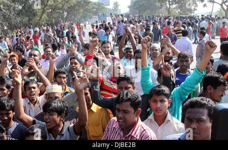 Dhaka, Bangladesh. 26th November 2013. Bangladeshi opposition party supporters shout slogans during a blockade organised by Bangladesh Nationalist Party (BNP) activists and its Islamist allies in Aminbazer, in the outskirts Dhaka on November 26, 2013. Bangladesh opposition supporters went on the rampage, blocking roads and ripping up railway tracks after rejecting plans for a January 5 election, plunging the nation into fresh political turmoil. Stock Photo