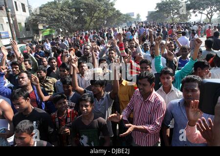 Dhaka, Bangladesh. 26th November 2013. Bangladeshi opposition party supporters shout slogans during a blockade organised by Bangladesh Nationalist Party (BNP) activists and its Islamist allies in Aminbazer, in the outskirts Dhaka on November 26, 2013. Bangladesh opposition supporters went on the rampage, blocking roads and ripping up railway tracks after rejecting plans for a January 5 election, plunging the nation into fresh political turmoil. Stock Photo