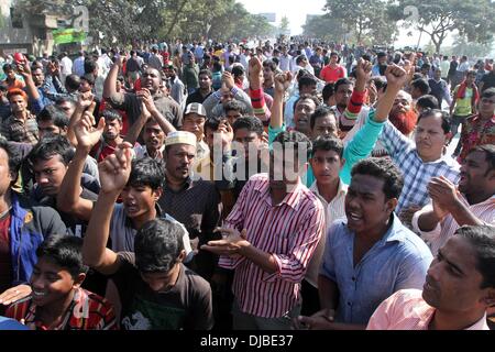 Dhaka, Bangladesh. 26th November 2013. Bangladeshi opposition party supporters shout slogans during a blockade organised by Bangladesh Nationalist Party (BNP) activists and its Islamist allies in Aminbazer, in the outskirts Dhaka on November 26, 2013. Bangladesh opposition supporters went on the rampage, blocking roads and ripping up railway tracks after rejecting plans for a January 5 election, plunging the nation into fresh political turmoil. Stock Photo