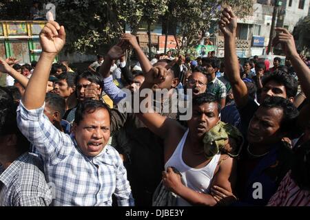 Dhaka, Bangladesh. 26th November 2013. Bangladeshi opposition party supporters shout slogans during a blockade organised by Bangladesh Nationalist Party (BNP) activists and its Islamist allies in Aminbazer, in the outskirts Dhaka on November 26, 2013. Bangladesh opposition supporters went on the rampage, blocking roads and ripping up railway tracks after rejecting plans for a January 5 election, plunging the nation into fresh political turmoil. Stock Photo