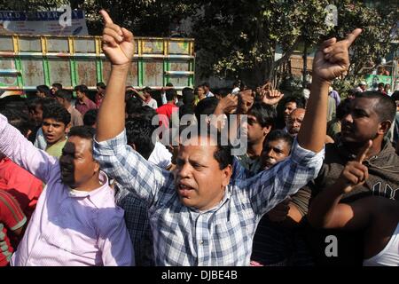 Dhaka, Bangladesh. 26th November 2013. Bangladeshi opposition party supporters shout slogans during a blockade organised by Bangladesh Nationalist Party (BNP) activists and its Islamist allies in Aminbazer, in the outskirts Dhaka on November 26, 2013. Bangladesh opposition supporters went on the rampage, blocking roads and ripping up railway tracks after rejecting plans for a January 5 election, plunging the nation into fresh political turmoil. Stock Photo