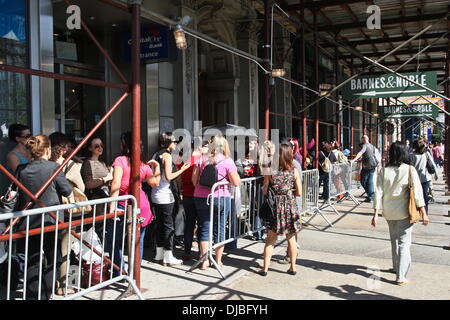 Atmosphere A long line of people wait outside Barnes & Noble in Union Square, hours ahead of an appearance by Johnny Depp to promote the book 'Life After Death: Damien Echols' New York City, USA – 21.09.12 Stock Photo