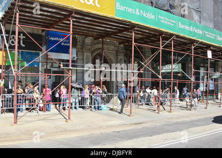 Atmosphere A long line of people wait outside Barnes & Noble in Union Square, hours ahead of an appearance by Johnny Depp to promote the book 'Life After Death: Damien Echols' New York City, USA – 21.09.12 Stock Photo