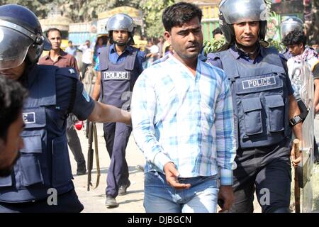 Dhaka, Bangladesh. 26th November 2013. Policemen arrest a supporter of the main opposition Bangladesh Nationalist Party (BNP) as BNP supporters demonstrate in the streets during the 48-hour country wide blockade of road, rail and water transport, in Dhaka, Bangladesh, 26 November 2013. Stock Photo