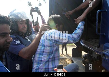 Dhaka, Bangladesh. 26th November 2013. Policemen arrest a supporter of the main opposition Bangladesh Nationalist Party (BNP) as BNP supporters demonstrate in the streets during the 48-hour country wide blockade of road, rail and water transport, in Dhaka, Bangladesh, 26 November 2013. Stock Photo