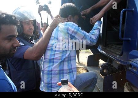 Dhaka, Bangladesh. 26th November 2013. Policemen arrest a supporter of the main opposition Bangladesh Nationalist Party (BNP) as BNP supporters demonstrate in the streets during the 48-hour country wide blockade of road, rail and water transport, in Dhaka, Bangladesh, 26 November 2013. Stock Photo