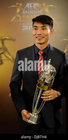 Kuala Lumpur, Malaysia. 26th November 2013. Zheng Zhi of China poses with his trophy at the AFC Player of the Year ceremony in Kuala Lumpur, Malaysia, on Nov. 26, 2013. (Xinhua/Chong Voon Chung/Alamy Live News)  Stock Photo