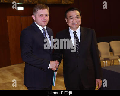 (131126) -- BUCHAREST, Nov. 26, 2013 (Xinhua) -- Chinese Premier Li Keqiang (R) meets with Slovak Prime Minister Robert Fico in Bucharest, Romania, Nov. 26, 2013.  (Xinhua/Pang Xinglei) (mp) Stock Photo