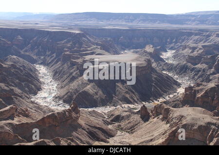 (131127) -- WINDHOEK, Nov. 27, 2013 (Xinhua) -- Photo taken on Nov. 21, 2013 shows a part of the Fish River Canyon in southern Namibia. Situated in southern Namibia, Fish River Canyon is the largest canyon in Africa and one of the most visited places in the country. It measures about 160km in length, up to 27km in width and 550m at its deepest point. With a history of hundreds of millions of years, the canyon is a unique combination of tectonic, volcanic, climatic and erosional forces that created this 'geologist's paradise'.  (Xinhua/Gao Lei)(bxq) Stock Photo