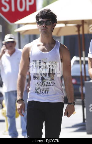 Joe Jonas wears a tank top while out for breakfast in West Hollywood Los Angeles, California - 22.08.12 Featuring: Joe Jonas When: 22 Aug 2012 Stock Photo