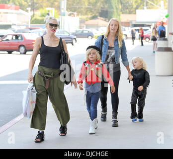 Gwen Stefani, Kingston Rossdale, Zuma Rossdale Gwen Stefani spends the day shopping with her kids Los Angeles, California - 25.08.12 Stock Photo