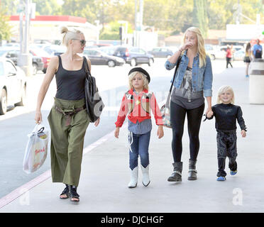 Gwen Stefani, Kingston Rossdale, Zuma Rossdale Gwen Stefani spends the day shopping with her kids Los Angeles, California - 25.08.12 Stock Photo