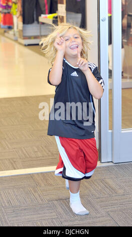 Kingston Rossdale Gwen Stefani spends the day shopping with her kids Los Angeles, California - 25.08.12 Stock Photo