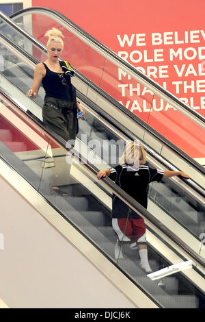 Gwen Stefani and Kingston Rossdale Gwen Stefani shopping at the Sports Authority with her children. The broken escalator made Stefani and her son to walk down it Los Angeles, California - 25.08.12 Stock Photo