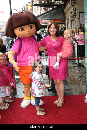 Natalie Cassidy and daughter Eliza Celebrity & Press Performance of Nickelodeon's Dora the Explorer at the Apollo Theatre - arrivals London, England - 29.08.12 Stock Photo