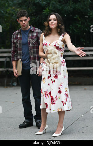 Katharine McPhee and Jeremy Jordan filming on the set of her new NBC television show 'Smash' in the Flatiron District, Manhattan. New York City, USA - 17.08.12 Stock Photo