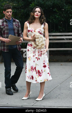 Katharine McPhee and Jeremy Jordan filming on the set of her new NBC television show 'Smash' in the Flatiron District, Manhattan. New York City, USA - 17.08.12 Stock Photo