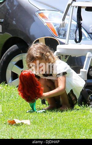 Honor Marie Warren spending time with her family in Beverly Glen Park in Beverly Hills Los Angeles, California - 04.08.12 Stock Photo