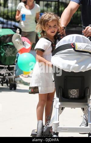 Honor Marie Warren spending time with her family in Beverly Glen Park in Beverly Hills Los Angeles, California - 04.08.12 Stock Photo