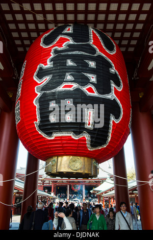 Huge lantern in the Sensō-ji temple, Asakusa, Tokyo, Japan Stock Photo