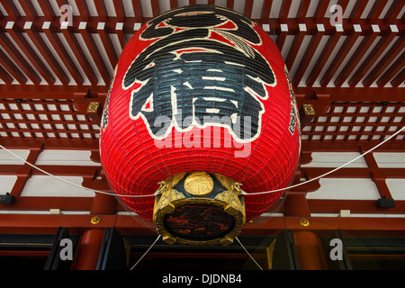 Huge lantern in the Sensō-ji temple, Asakusa, Tokyo, Japan Stock Photo