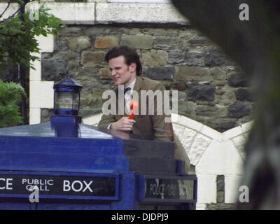 Matt Smith Matt Smith filming a scene for series seven of the popular BBC sci-fi series Dr Who. The Doctor, climbs a ladder and changes a bulb in the lamp on the top of the TARDIS. He proceeds to leave a voice-mail message for Amy Pond and Rory Williams. Stock Photo