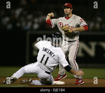 Photo: Phillies' Chase Utley forces out Giants' Pat Burrell during game 6  of the NLCS in Philadelphia - PHI20101023307 