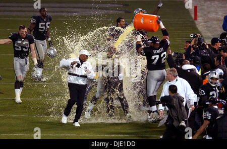 Jan 19, 2003; Oakland, CA, USA; NFL Great Jerry Rice celebrates