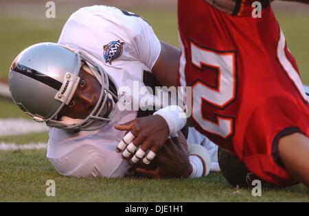 Jan 26, 2003 - San Diego, California, USA - TIM BROWN clutches the ball after a reception in Super Bowl XXXVII between the Oakland Raiders and the Tampa Bay Buccaneers, at Qualcomm Stadium. (Credit Image: © Hector Amezcua/Sacramento Bee/ZUMA Press) RESTRICTIONS: USA Tabloids RIGHTS OUT! Stock Photo