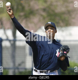 Orlando El Duque Hernandez throws during the Mets' workout one