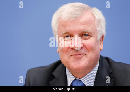 Berlin, Germany. 27th November, 2013.Merkel (CDU), Seehofer (CSU),  and Gabriel (SPD) present the coalition contract at the Bundespressekonferenz in Berlin. / Picture: Horst Seehofer (CSU), CSU chairman and Minister-President of Bavaria. Credit:  Reynaldo Chaib Paganelli/Alamy Live News Stock Photo