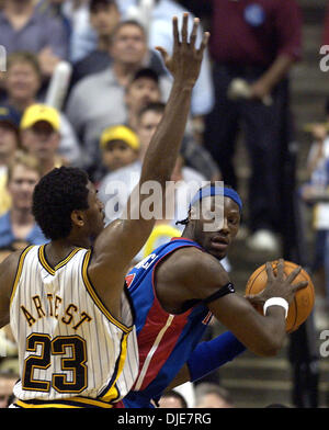 May 22, 2004; Indianapolis, IN, USA; Pistons center BEN WALLACE looks to move the ball past Pacers forward Ron Artest during first half action as the Detroit Pistons take on the Indiana Pacers in Game 1 of the Eastern Conference Finals at Conseco Fieldhouse in Indianapolis, Ind., on May 22, 2004. Stock Photo