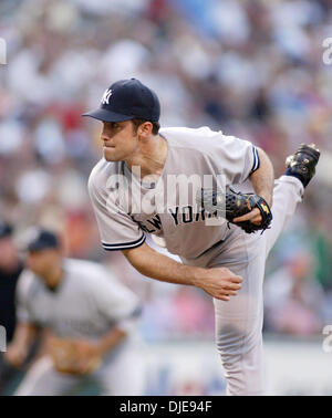 New York Yankees' Mike Mussina pitches to a Baltimore Orioles