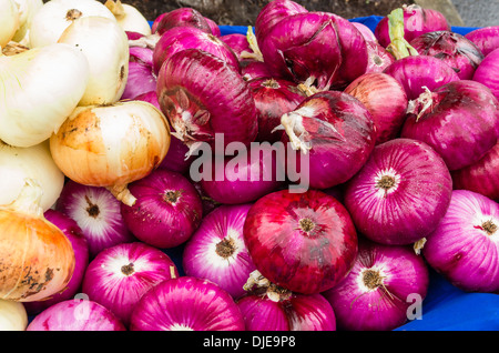 Red onions on display at the farmers market Stock Photo