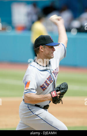 Florida marlins pitcher mike lowell hi-res stock photography and images -  Alamy