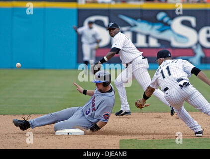 ALEX GONZALEZ 2002 Florida Marlins 8X10 PHOTO MIAMI MARLINS