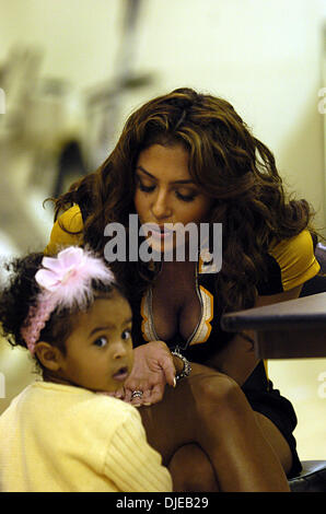 Jul 15, 2004; Los Angeles, CA, USA; Kobe Bryant's wif VANESSA LAINE and daughter NATALIA look on as Kobe announces his new seven year deal with the Los Angeles Lakers. Stock Photo