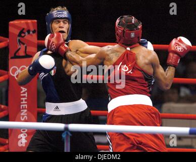 KRT SPORTS STORY SLUGGED: OLY-BOXING KRT PHOTO BY KARL MONDON/CONTRA COSTA TIMES (August 19) ATHENS, GREECE -- Andre Ward of the United States, right, advanced in the Men's Light Heayweight (81kg) preliminary defeating Clemente Russo of Italy 17-9 Thursday at Peristreri Olympic Boxing Hall. (ag) 2004 (Credit Image: Karl Mondon/Contra Costa Time/ZUMA Press) Stock Photo