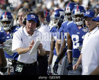 Sep 12, 2004; Philadelphia, PA, USA; NY Giants' quarterback ELI MANNING  looks at the sideline for a play in the 4th quarter of the New York Giants  v. Philadelphia Eagles football game