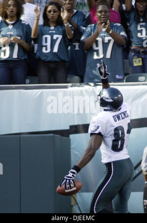 Philadelphia Eagles receiver Terrell Owens jokes around with teammates