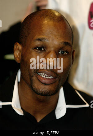 Sep 15, 2001; Las Vegas, NV, USA; World Middleweight Champion BERNARD HOPKINS tells the media how he plans on beating Oscar De La Hoya in their upcoming world championship bout to be held on Spetember 18th at The MGM Grand Hotel in Las Vegas. Stock Photo