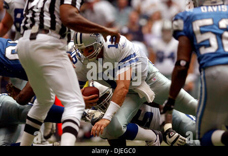 Oct 10, 2004; Irving, TX, USA; NFL Football: Cowboys' Keyshawn Johnson  looks for room through Giants'