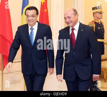 (131127) -- BUCHAREST , Nov. 27, 2013 (Xinhua) -- Chinese Premier Li Keqiang (L) meets with Romanian President Traian Basescu in Bucharest, Romania, Nov. 27, 2013. (Xinhua/Yao Dawei) (zc) Stock Photo