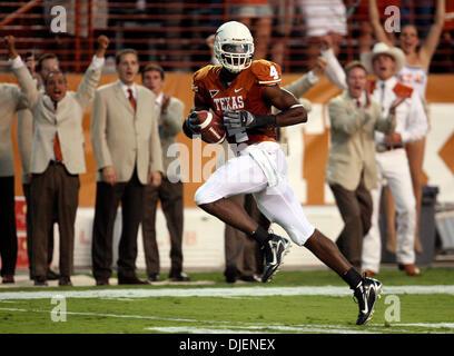Sep 22, 2007 - Austin, TX, USA - NCAA Football: Texas Longhorns#4 Limas Sweed looks over the defense as he breaks loose for a 34 yard touchdown in the 2nd quarter against Rice Owls at Darrell Royal Texas Memorial Stadium. The Texas Longhorns beat Rice 58-14. (Credit Image: © Delcia Lopez/San Antonio Express-News/ZUMA Press) RESTRICTIONS: US Tabloid Sales OUT! SAN ANTONIO and SEATTL Stock Photo