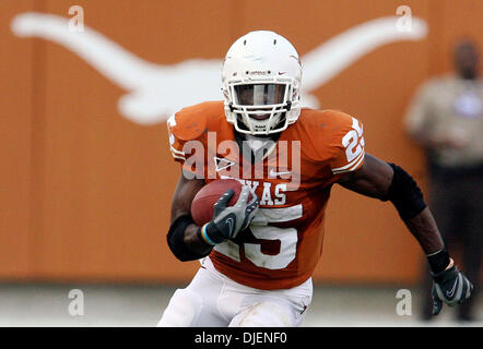 Sep 22, 2007 - Austin, TX, USA - NCAA Football: Texas Longhorns #25 Jamaal Charles eyes the endzone as he scrambles for 24 yards in the 2nd quarter of play against Rice Owls at Darrell Royal Texas Memorial Stadium. The Texas Longhorns beat Rice 58-14. (Credit Image: © Delcia Lopez/San Antonio Express-News/ZUMA Press) RESTRICTIONS: US Tabloid Sales OUT! SAN ANTONIO and SEATTLE NEWS  Stock Photo
