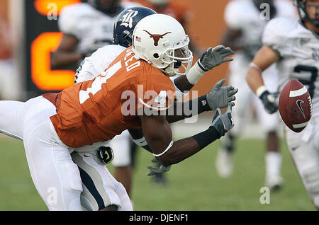 Sep 22, 2007 - Austin, TX, USA - NCAA Football: Texas Longhorns Limas Sweed cant hold on to the ball as Rice defender defends on the play Saturday at Darrell Royal Texas Memorial Stadium. The Texas Longhorns beat Rice 58-14. (Credit Image: © Delcia Lopez/San Antonio Express-News/ZUMA Press) RESTRICTIONS: US Tabloid Sales OUT! SAN ANTONIO and SEATTLE NEWS PAPERS OUT! Stock Photo