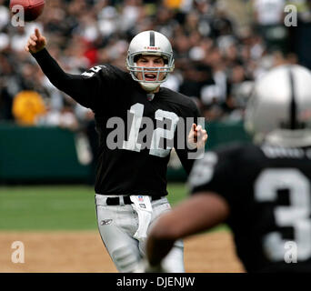 SUNDAY SEPT. 23, 2007 OAKLAND, CA. -  Raiders quarterback Josh McCown completes a short pass to Justin Griffith in the second quarter..Jorgen Gulliksen/Register.all names cq. (Credit Image: © Napa Valley Register/ZUMApress.com) Stock Photo